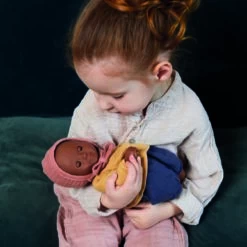 Poupon Mimosa 32 Cm Pomea Djeco 10 Poupon Mimosa 32 Cm Pomea Djeco -Djeco Joyeux Paradis Poupon Mimosa 32 cm Pomea Djeco 4